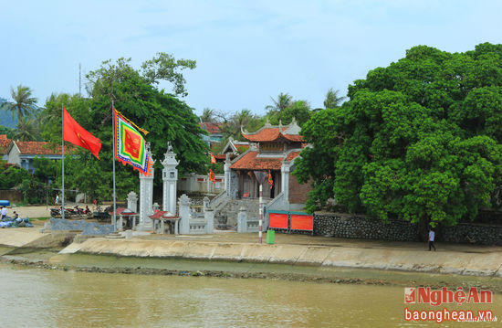 Toàn cảnh Đền Cờn. Ảnh: Hồ Đình Chiến.