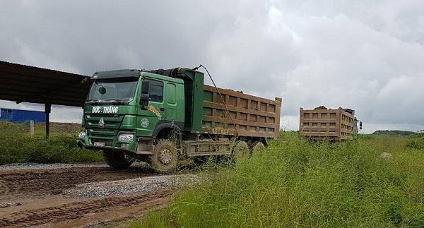 Đoàn xe chở đất thải vào khu dự án nhà ở bị bắt quả tang.