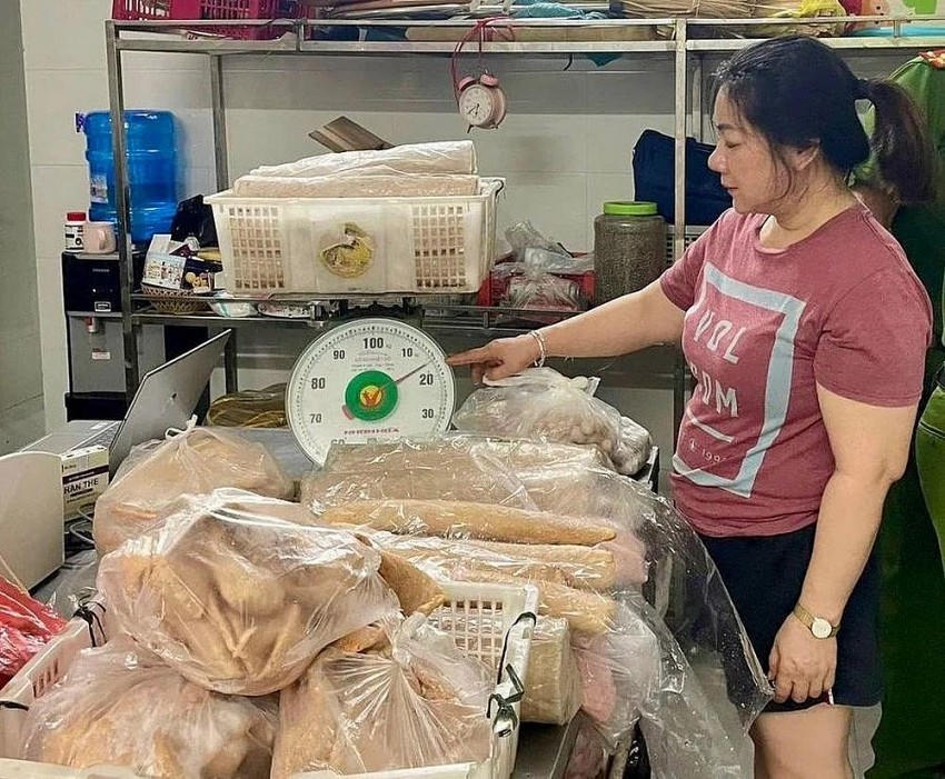 Công an phát hiện, thu giữ sản phẩm hàng hóa vi phạm. (Ảnh: Công an tỉnh Tuyên Quang).