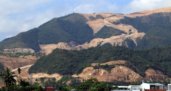 Càng đến gần, khung cảnh càng lộ rõ. 1 con đường đèo uốn lượn từ chân núi lên đỉnh.