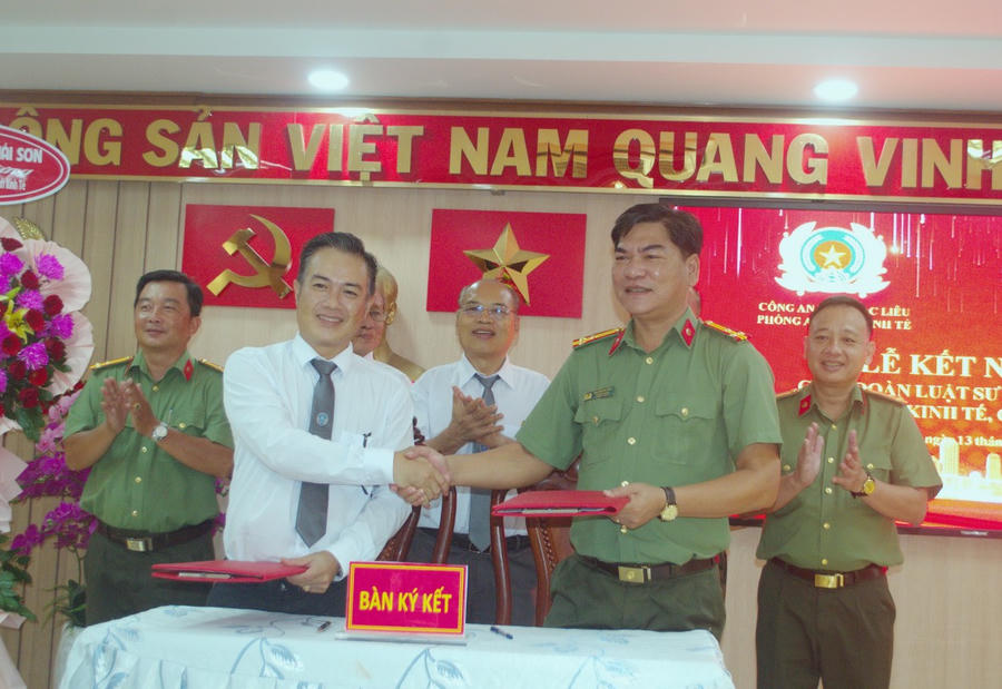 Phòng An ninh kinh tế Công an Bạc Liêu và Đoàn Luật sư tỉnh ký kết lễ kết nghĩa.