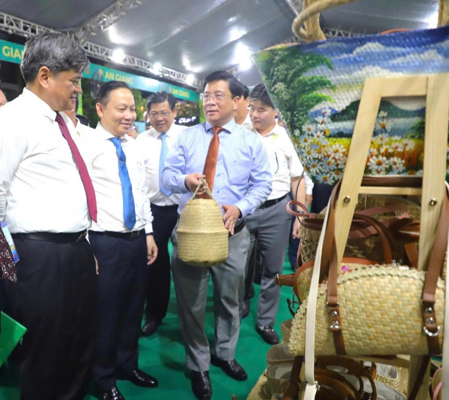 Thứ trưởng Bộ Nông nghiệp và Môi trường Trần Thanh Nam cùng lãnh đạo tỉnh An Giang tham quan các gian hàng OCOP