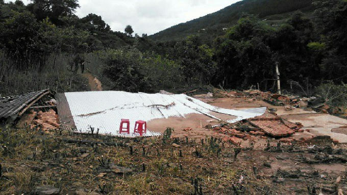 Căn nhà của anh Long bị lũ cuốn trôi.