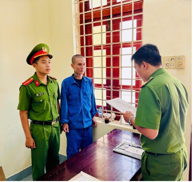 Công an phường Tân Châu tống đạt quyết định khởi tố vụ án, khởi tố bị can.