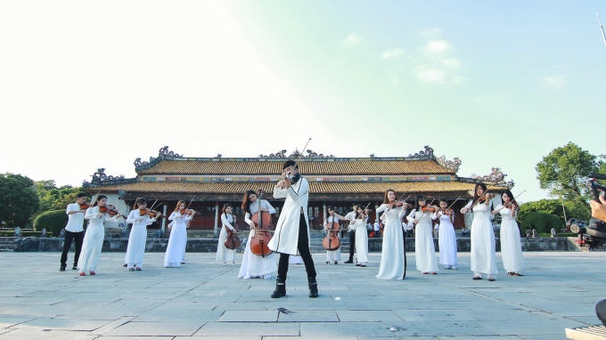 Một hình ảnh trong MV Tự nguyện của Hoàng Rob