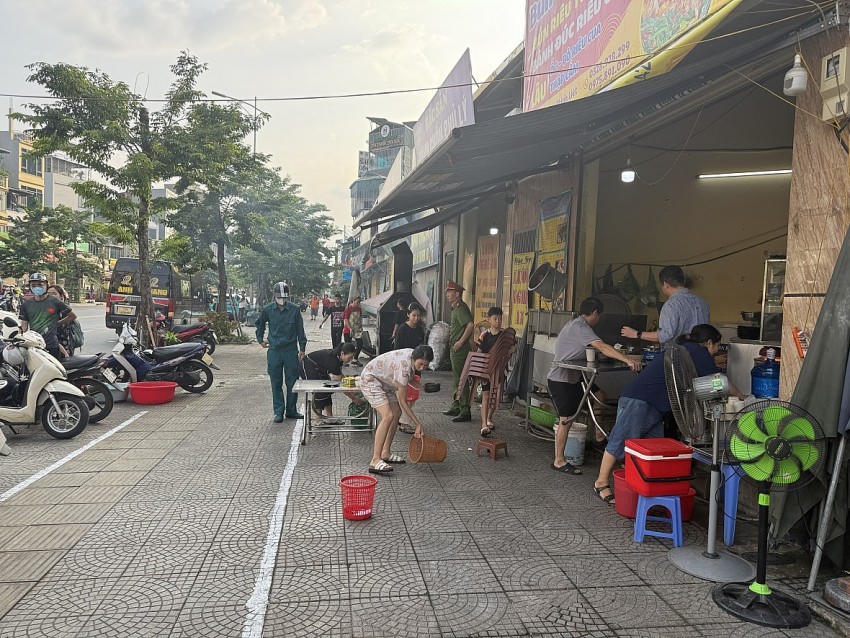 Công an phường Hoàng Mai tiến hành kiểm tra và xử phạt quyết liệt, những người chiếm dụng vỉa hè
Công an phường Hoàng Mai tiến hành kiểm tra và xử phạt quyết liệt, những người chiếm dụng vỉa hè