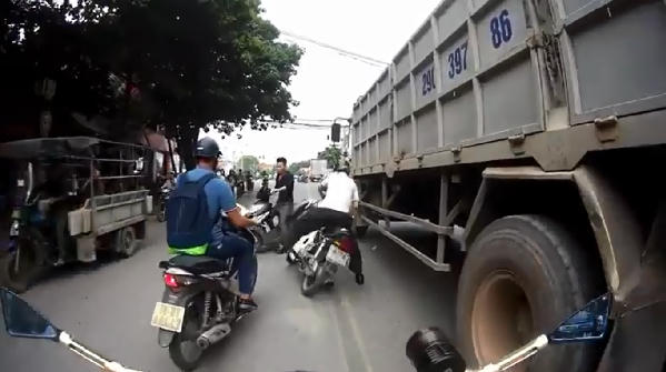 Không kịp xử lý, người đàn ông ngã nhào xuống đất.