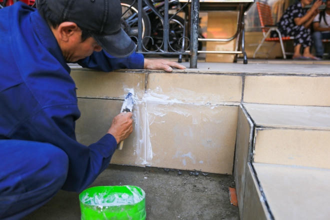 Nhiều nhà cùng sửa lại nền nhà và bậc tam cấp sau khi đập bỏ phần lấn chiếm.