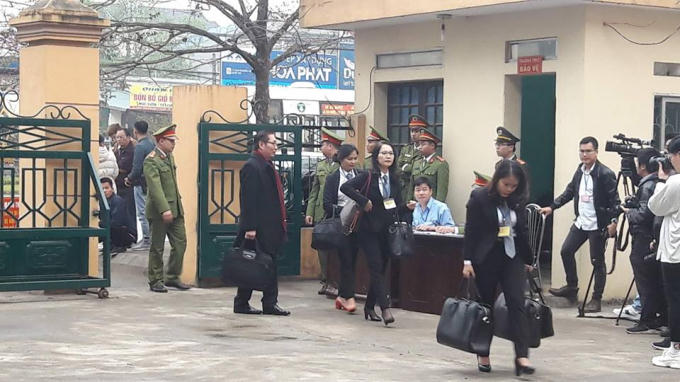 Bị cáo Hoàng Công Lương có tới 10 luật sư đăng ký tham gia bào chữa; bị cáo Trương Quý Dương (cựu Giám đốc BVĐK tỉnh Hòa Bình) có 3 luật sư.