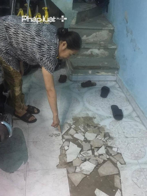Gạch lát nền nhà bị bong, rộp và vỡ vụn