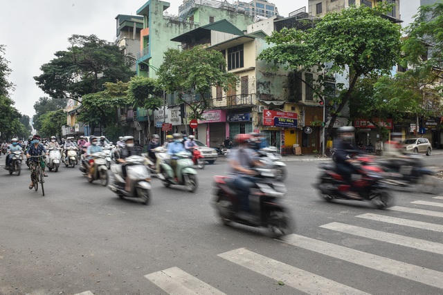 Đường phố đông đúc lúc 7h30.