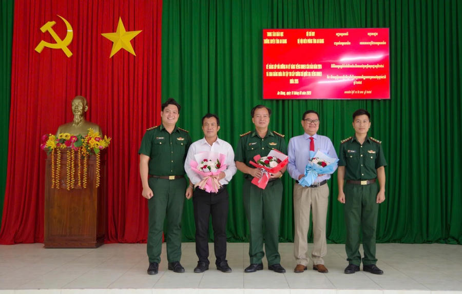 Tặng hoa cho Ban Tổ chức lớp học