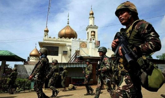 Lực lượng bộ binh Philippines đang càn quét, tìm khủng bố Maute ở Marawi.