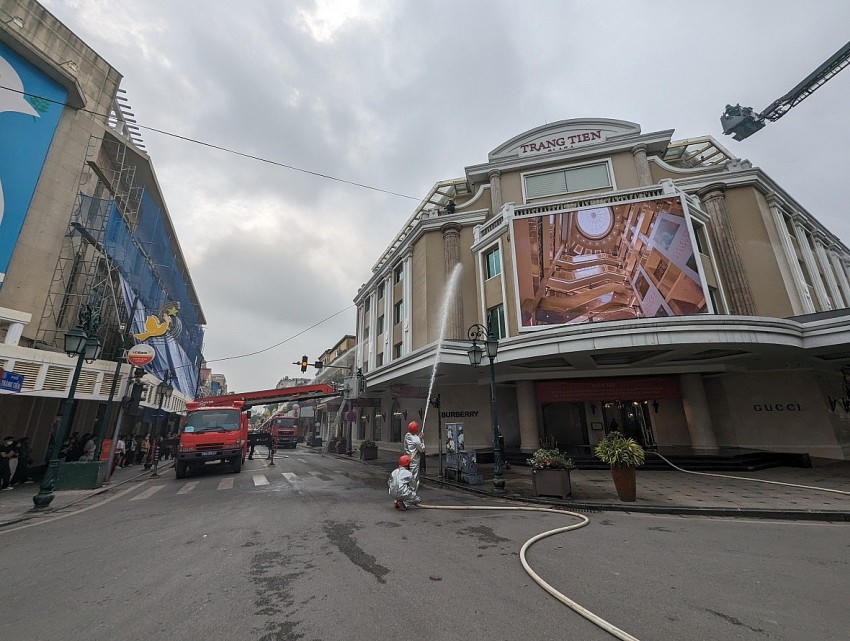 Công an TP Hà Nội tổ chức diễn tập với tình huống phức tạp cùng lúc chữa cháy và cứu nạn, cứu hộ hàng trăm người mắc kẹt trong sự cố cháy tại rạp chiếu phim và nhà hàng trong khu Tràng Tiền Plaza.