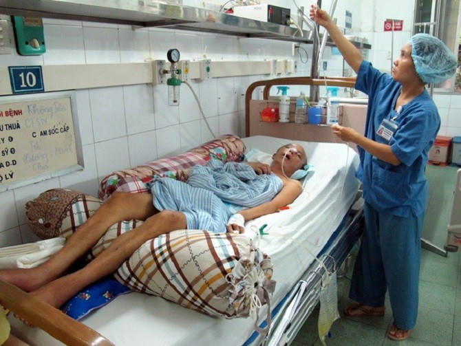 Cấp cứu và điều trị cho bệnh nhân bị tai nạn giao thông tại Bệnh viện đa khoa Xanh Pôn.