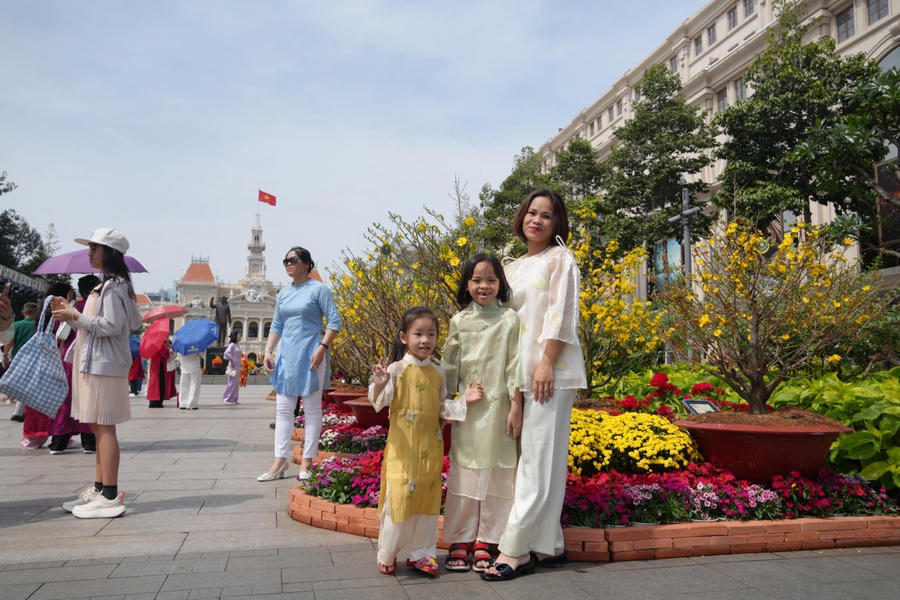 Người dân TP nô nức tham quan Đường hoa trong ngày đầu tiên của năm mới.