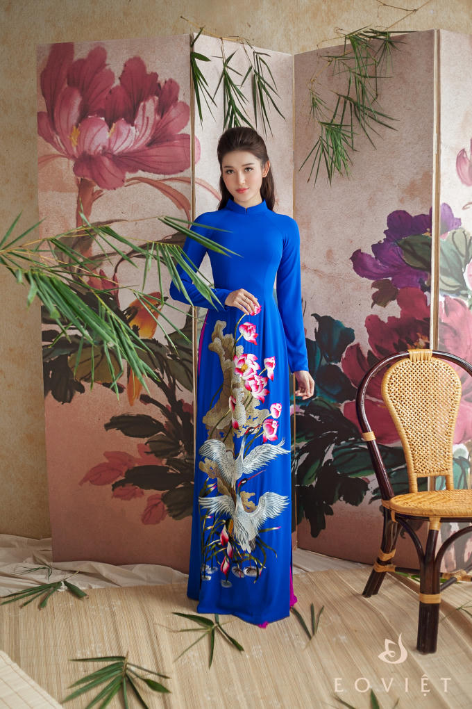 Nhiều người sẽ nghĩ màu xanh làm cho người mặc già, khó mặc. Tuy nhiên, Huyền My vẫn mềm mại, dịu dàng, không kém phần sang trọng, quý phái trong những thiết kế này.