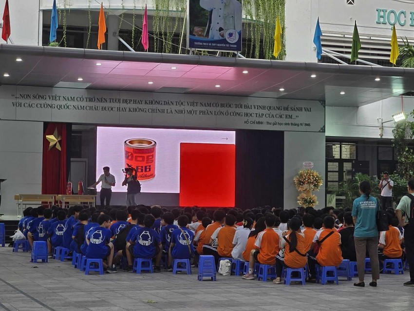 Hàng trăm em học sinh ngồi nghe về các loại chất gây nghiện và cách phòng tránh.