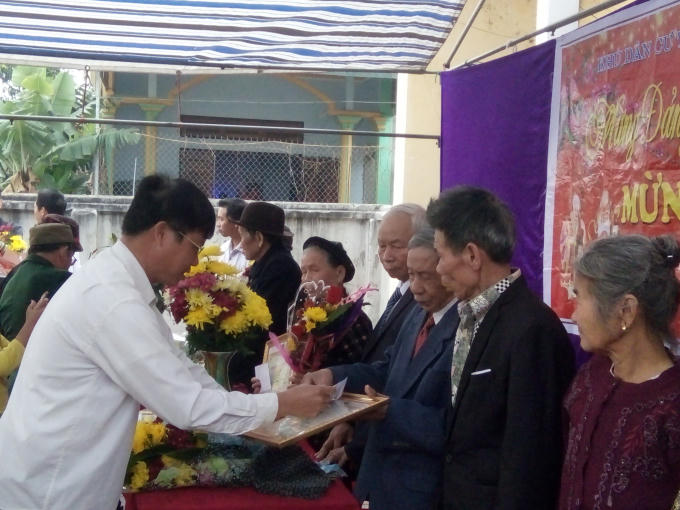 Sự quan tâm của chính quyền địa phương giúp người cao tuổi phấn khởi, vui sống hơn.