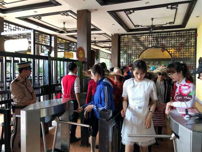 Hàng ngàn lượt khách tri ân đến khu du lịch mỗi ngày, nhưng chưa khi nào họ phải đợi lâu để lên cáp treo. Bà Nà Hills đã chuẩn bị cho những ngày tháng 3 này kỹ càng lắm. Đón bà con mình lên chơi, người làm du lịch ở đây dường như cũng phấn chấn hơn mọi ngày. Du khách tri ân dù ở tuổi nào đến đây cũng cảm nhận rõ một tấm chân tình như thế.