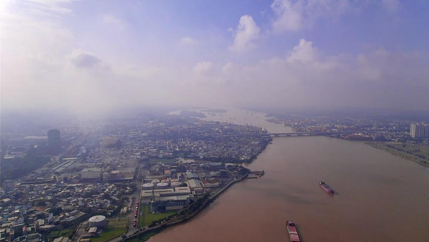 Khu công nghiệp Biên Hoà 1 có vị trí ven sông Đồng Nai.