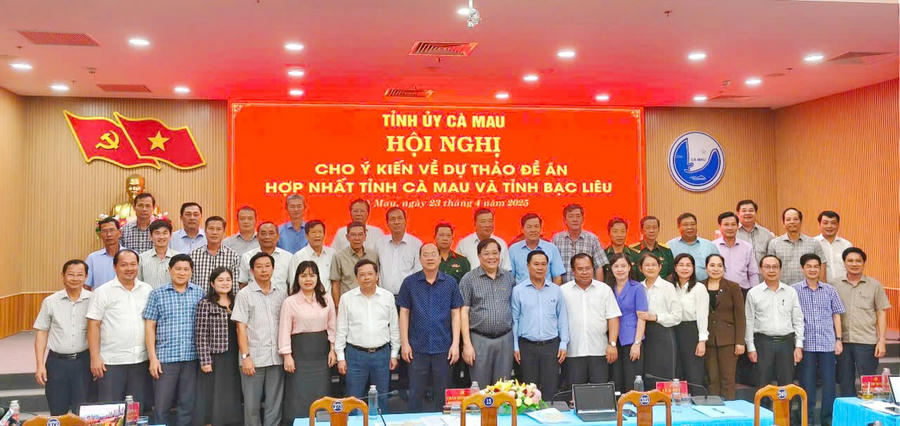 Ban Chấp hành Đảng bộ tỉnh Cà Mau chụp hình lưu niệm sau khi thông qua Nghị quyết thống nhất đề án hợp nhất Cà Mau và tỉnh Bạc Liêu thành tỉnh Cà Mau.