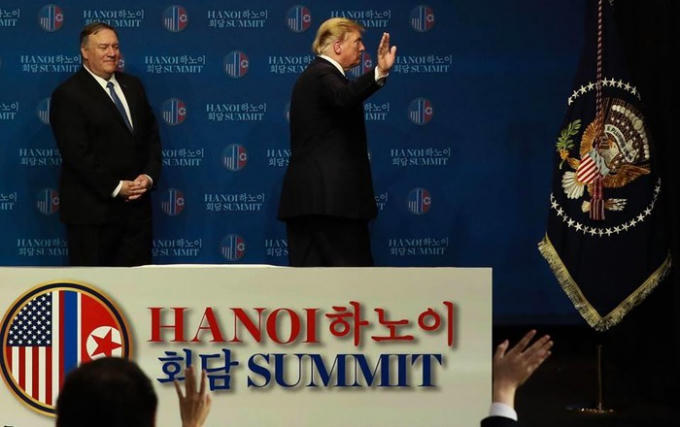 Tổng thống Donald Trump từ chối trả lời thêm câu hỏi vì sắp đến giờ lên máy bay và trở về Washington D.C. Ông vẫy tay chào và rời đi. Ảnh: Hải Nguyễn