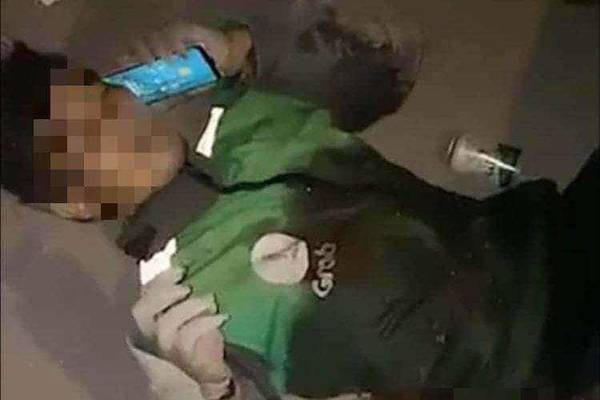 Trong cơn nguy kịch, tài xế Grab vẫn gọi điện thông báo cho vợ. (Ảnh cắt từ clip hiện trường).