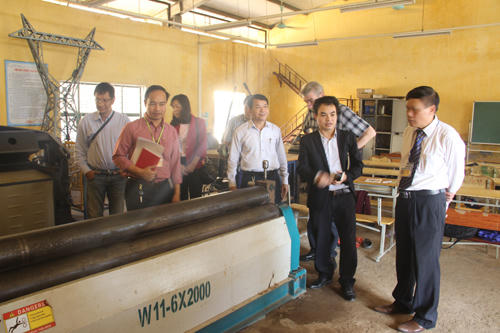 Đoàn chuyên gia tư vấn mua sắm thiết bị thuộc Dự án Chương trình Đào tạo nghề 2011 làm việc tại Trường Cao đẳng nghề Việt - Đức Hà Tĩnh.