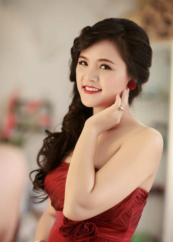 Thu Quỳnh sinh năm 1988 ở Hà Nội, là diễn viên Nhà hát Tuổi trẻ. Cô từng tham gia nhiều phim truyền hình như "Hương ngọc lan", "Hoa hồng mua chịu", "Nơi ẩn nấp bình yên"... Cô thường đóng vai chính diện và gây thiện cảm với khán giả nhờ gương mặt bầu bĩnh, ưa nhìn. Năm 2008, Thu Quỳnh từng vào top 10 cuộc thi Hoa hậu Việt Nam. Người đẹp hiện đã ly hôn và làm mẹ đơn thân.