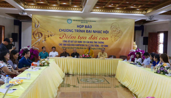 BTC và các nhà báo tham dự họp báo công bố chương trình.