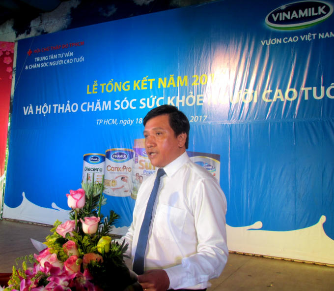 Ông Phan Nguyễn Minh Nhựt, Giám đốc Kinh doanh Vinamilk khu vực Tp.HCM, chia sẻ với người tiêu dùng tại TP HCM những thông tin về công ty.