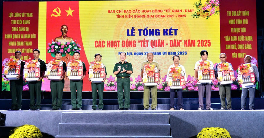 Đại tá Nguyễn Văn Ngành, Chỉ huy trưởng Bộ Chỉ huy Quân sự tỉnh, Phó trưởng Ban Chỉ đạo các hoạt động Tết Quân – Dân tỉnh trao tặng quà cho sỹ quan, quân nhân chuyên nghiệp và cựu chiến binh trên địa bàn huyện Giang Thành. Ảnh: Phương Vũ.
