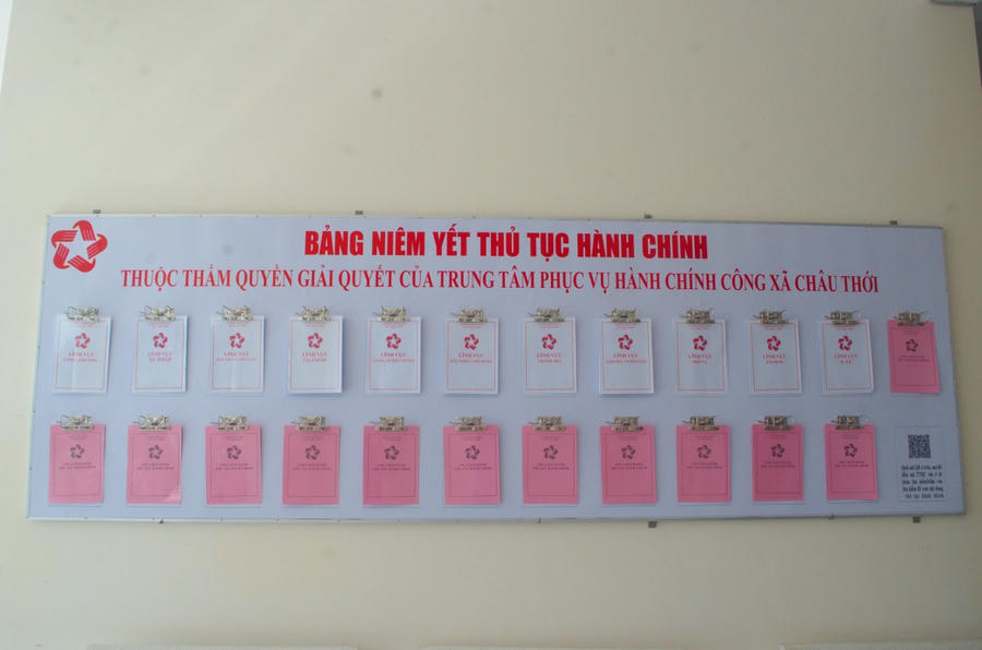 Bảng niêm yết thủ tục hành chính tại Trung tâm phục vụ hành chính công xã Châu Thới, tỉnh Cà Mau.