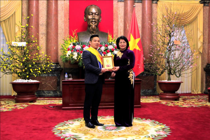 Phó Chủ Tịch nước Đặng Thị Ngọc Thịnh trao tặng bức chân dung Chủ Tịch Hồ Chí Minh cho ông Lê An -  Chủ Tịch Hội Đồng Quản Trị Công Ty Cổ Phần Sơn APG – Sơn NANO 8 SAO.