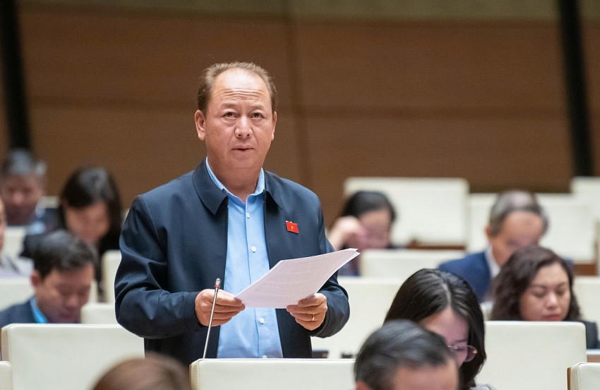 Đại biểu Sùng A Lềnh, Đoàn ĐBQH tỉnh Lào Cai phát biểu. Ảnh: quochoi.vn