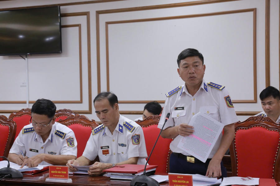 Đại tá Trần Nguyên Lai - Ủy viên Ban Thường vụ Đảng ủy, Phó Tư lệnh, Tham mưu trưởng, Trưởng Ban chỉ đạo Bộ Tư lệnh Vùng Cảnh sát biển 4 về IUU phát biểu tại Hội nghị