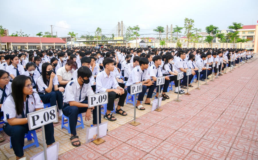 Thí sinh dự thi tại điểm thi Trường THPT Cái Nước (huyện Cái Nước).