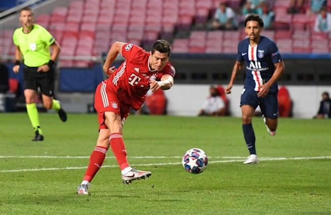 Lewandowski chút nữa có bàn mở tỷ số nếu bóng không trúng cột dọc.