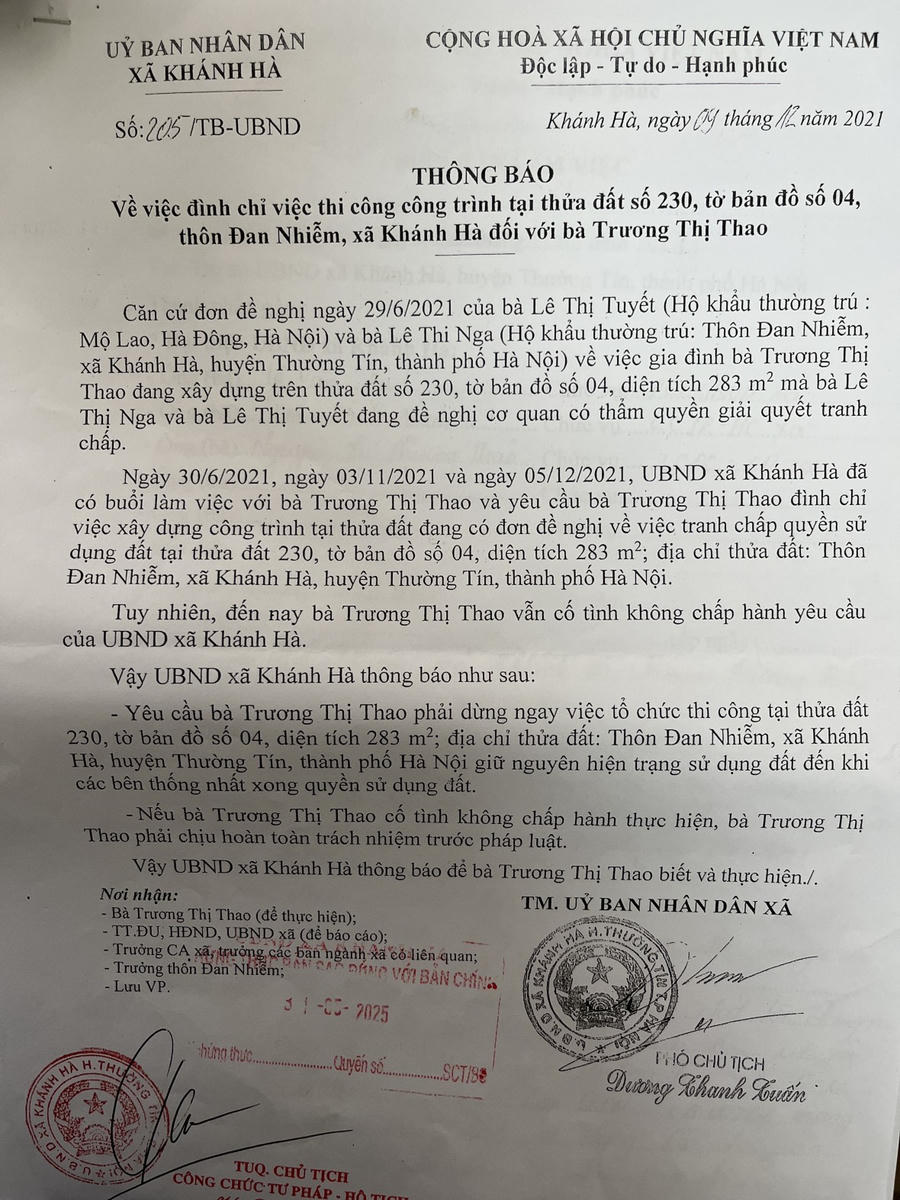 Thông báo của UBND xã Khánh Hà đình chỉ việc thi công công trình tại thửa đất số 230, tờ bản đồ số 04 thôn Đan Nhiễm đối với bà Trương Thị Thao, nhưng công trình 3 tầng kiên cố vẫn được hoàn thiện.