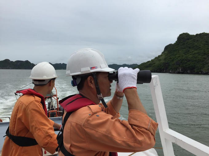 Ống nhòm trang bị tia hồng ngoại có khả năng soi cả ban đêm như mắt thần tìm kiếm mục tiêu từ xa.