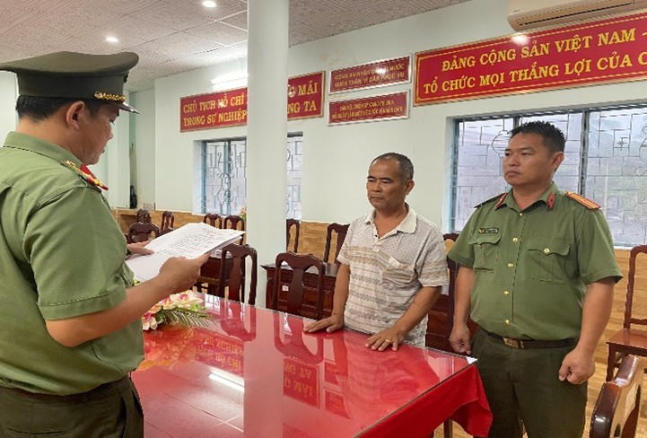 Cơ quan An ninh điều tra Công an tỉnh tống đạt Quyết định khởi tố vụ án, khởi tố bị can và thi hành Lệnh bắt bị Sử Thanh Hoài (áo trắng)