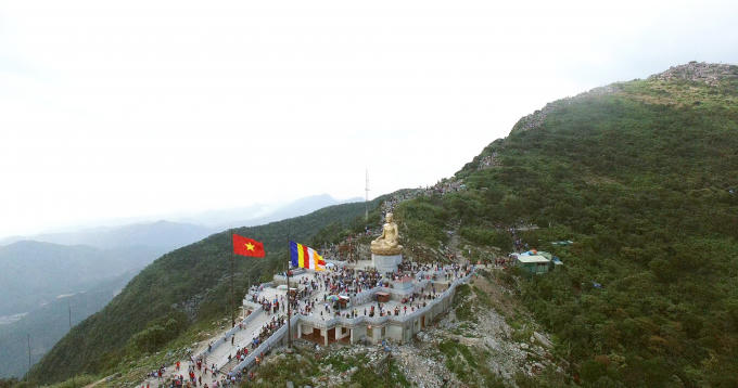 Hành hương lên triền núi qua tượng đá An Kỳ Sinh, cách vài chục mét, là ngôi bảo tượng Phật Hoàng Trần Nhân Tông trong tư thế ngồi thiền trên đài sen.