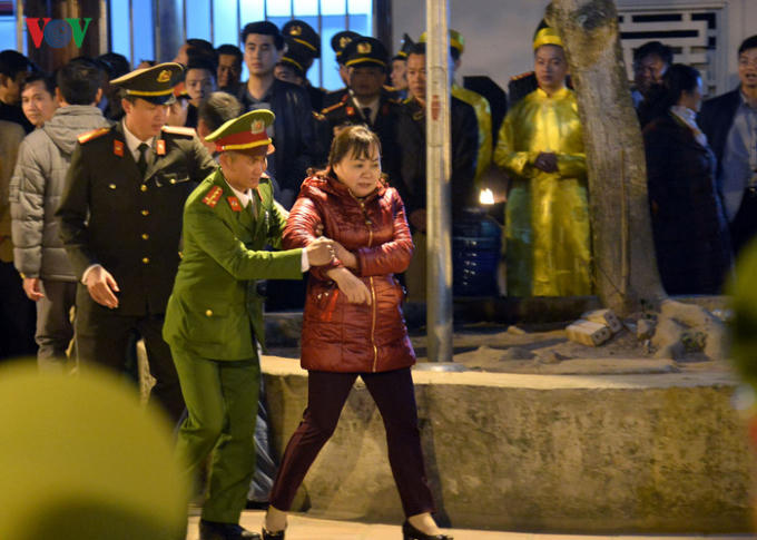 Một vài trường hợp không có thẻ làm nhiệm vụ lẩn vào khu vực dành cho đại biểu bị lực lượng an ninh phát hiện và đưa ra ngoài.