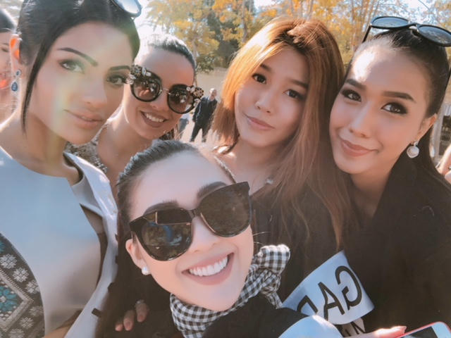 Tường Linh tặng khăn rằn cho thí sinh các nước.