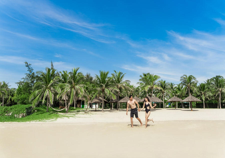 Dắt tay người ấy đi dạo giữa biển xanh, cát trắng, nắng vàng tại Cam Ranh Riviea là một trải nghiệm khó quên trong tuần trăng mật
