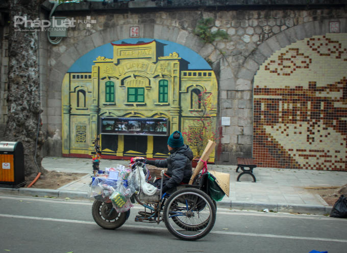 Người đi đường đều phải ngước nhìn trước những tác phẩm nghệ thuât giản dị, gần gũi