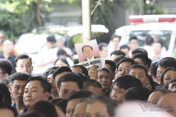 Nhưng ai cũng mong được nh&igrave;n di ảnh, thắp một n&eacute;n nhang để b&agrave;y tỏ niềm tiếc thương