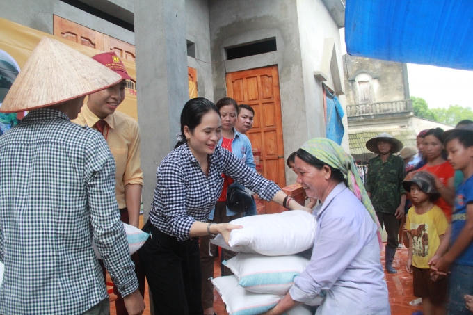 Chị Thu Hiên - đại diện Công ty Bảo tín Minh Châu chia sẻ những khó khăn cùng bà con nhân dân xã Gia Phú sau cơn bão số 2 vừa qua.