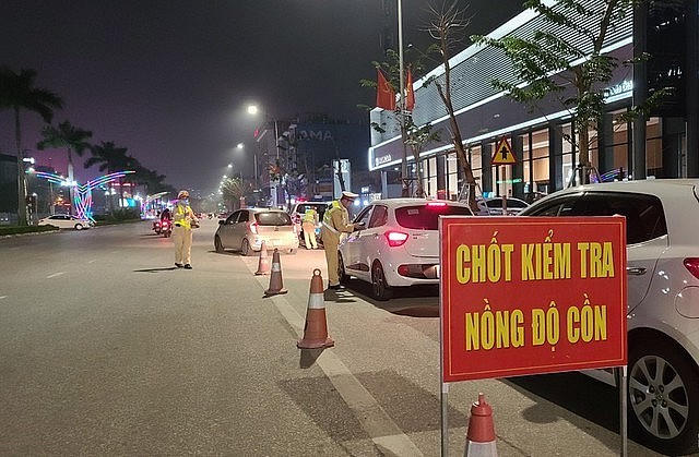 Trong 2 ngày nghỉ Tết nguyên đán cả nước xảy ra 53 vụ tai nạn giao thông khiến 25 người thiệt mạng và hơn 2.000 trường họp vi phạm nồng độ cồn bị xử lý. Hình ảnh mang tính chất minh hoạ: VGP